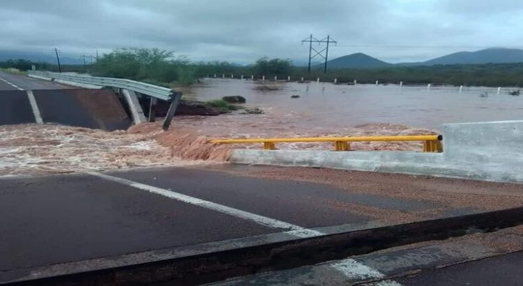 Colapsa puente vehicular “El Valiente” en Sonora por lluvias