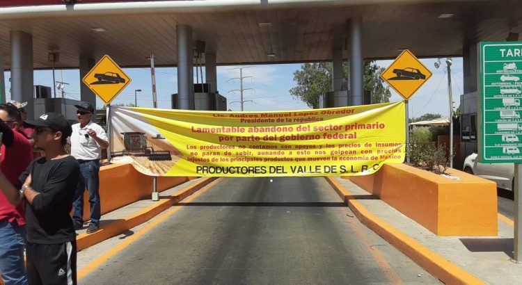 Trigueros cierran parcialmente puente de SLRC