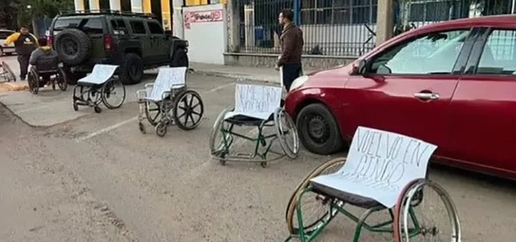 Colocaron sillas de ruedas en cajones de estacionamiento Colocaron sillas de ruedas en cajones de estacionamiento