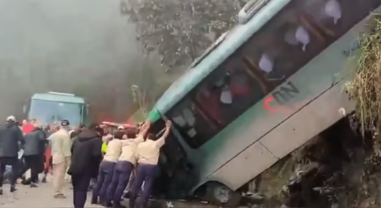 Seis turistas mexicanos heridos en volcadura de autobús cerca de Machu Picchu