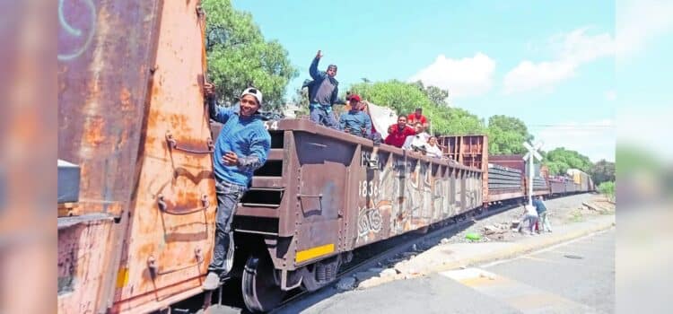 Rescatan a 27 migrantes en los patios de una empresa ferroviaria en Sonora