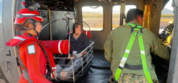 Especialistas rescatan a mujer que sufrió una caída en un cerro de Sonora Especialistas rescatan a mujer que sufrió una caída en un cerro de Sonora