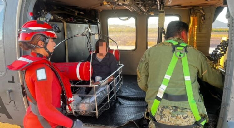 Especialistas rescatan a mujer que sufrió una caída en un cerro de Sonora