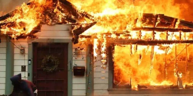 Destituyen a jefa de bomberos tras incendios en Los Angeles