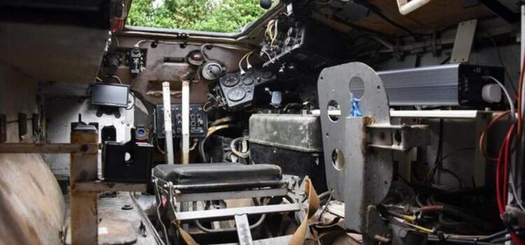 Convirtió un tanque de guerra en taxi