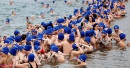 Rompen record Guinness al bañarse en aguas bajo cero
