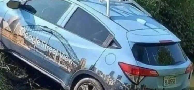Apedrean auto de Google Maps por creer que atrae huracanes