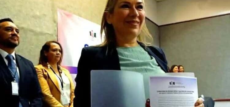 Exabogada del “Chapo” recibe su constancia de mayoría Exabogada del “Chapo” recibe su constancia de mayoría