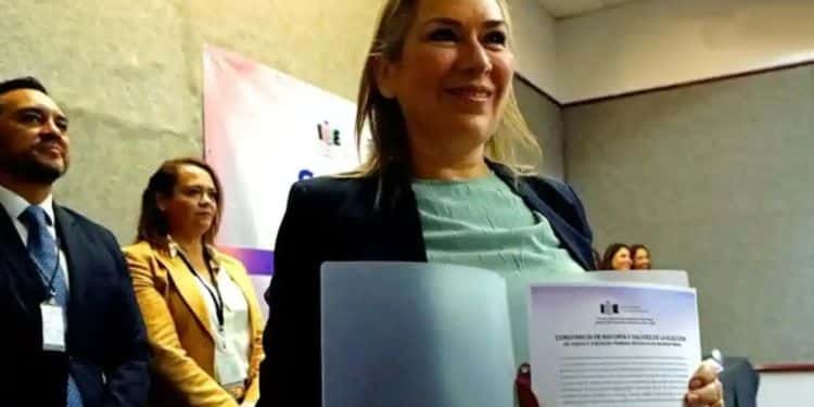 Exabogada del “Chapo” recibe su constancia de mayoría