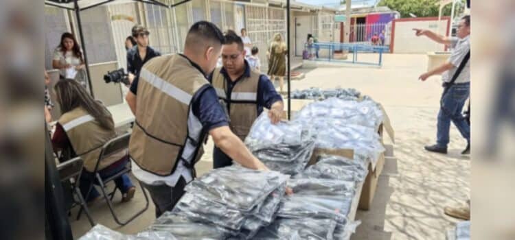 Entregan 270 mil uniformes a estudiantes de educación básica en Sonora Entregan 270 mil uniformes a estudiantes de educación básica en Sonora