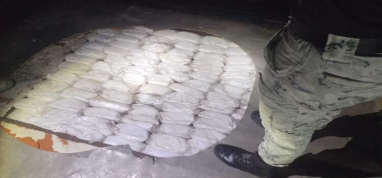 Detienen en Sonora al conductor de un camión que llevaba casi 20 millones de pesos en droga oculta en cubetas