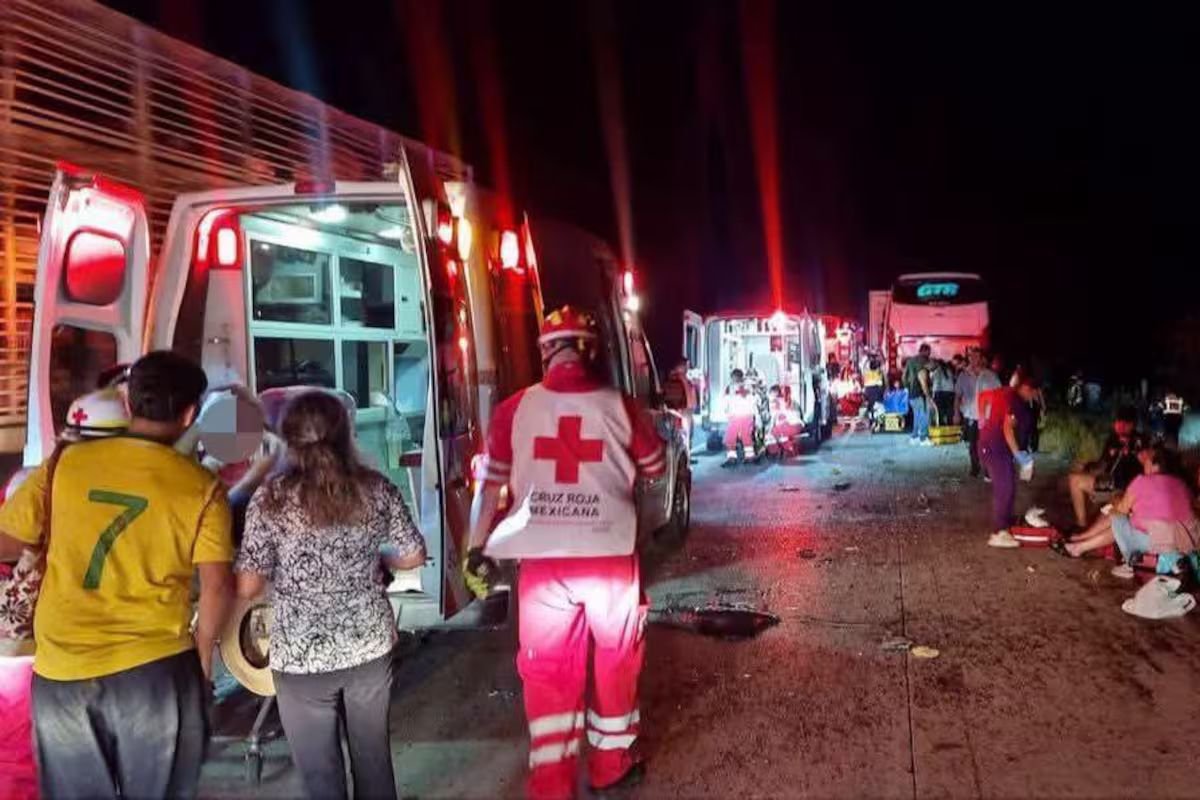 ‘Camionazo’ en carretera Obregón–Empalme deja un muerto y 39 lesionados; entre las víctimas hay niños y adultos mayores