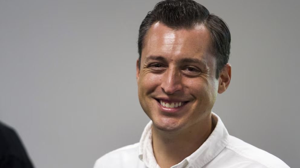 Colosio muestra “invitación de bautizo” para reafirmar que es de Sonora tras embate de Morena
