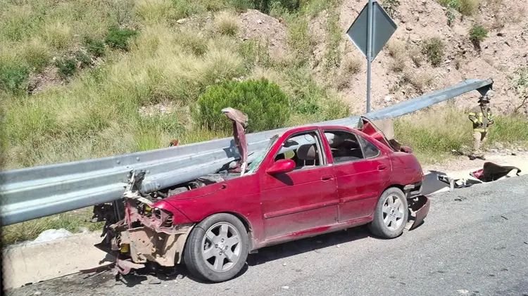 Estructura metálica casi parte en dos a Nissan Sentra; viajaba una familia